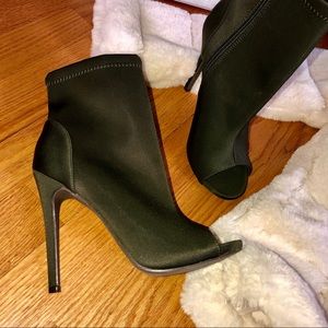 🦋NWOT Peep Toe High Heeled Booties🦋